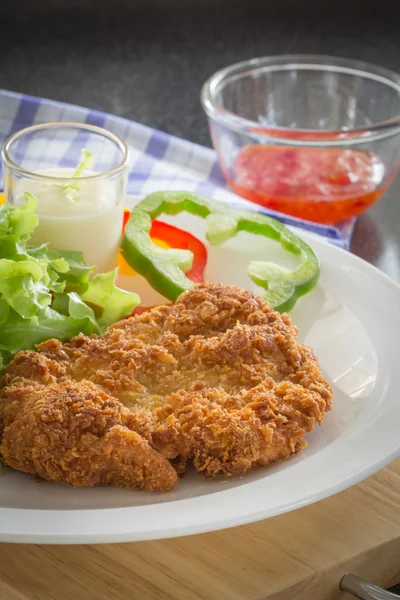 Djupa stekt panerad fläsk ris med sallad — Stockfoto