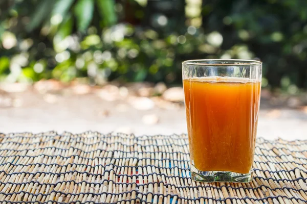 Vidro de suco de laranja fresco — Fotografia de Stock