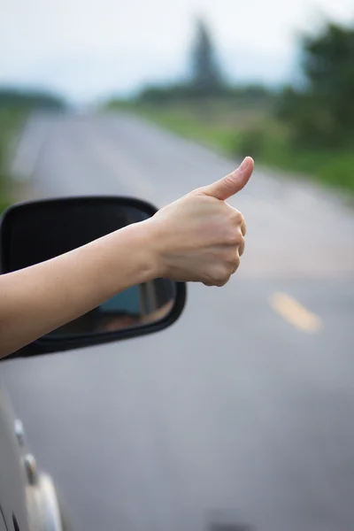 Mano de mujer haciendo pulgares hacia arriba — Foto de Stock