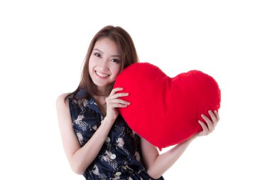 kırmızı bir kalp tutan Asyalı kadın