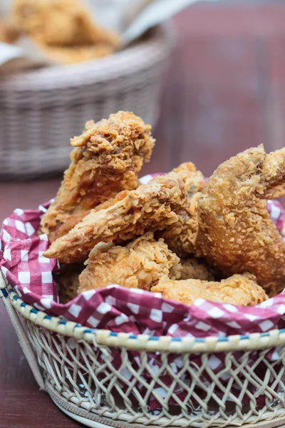 Poulet frit dans un panier — Photo