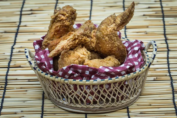 Pollo frito en una cesta —  Fotos de Stock