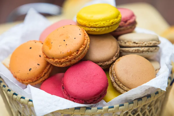 Macaron nel cestino — Foto Stock