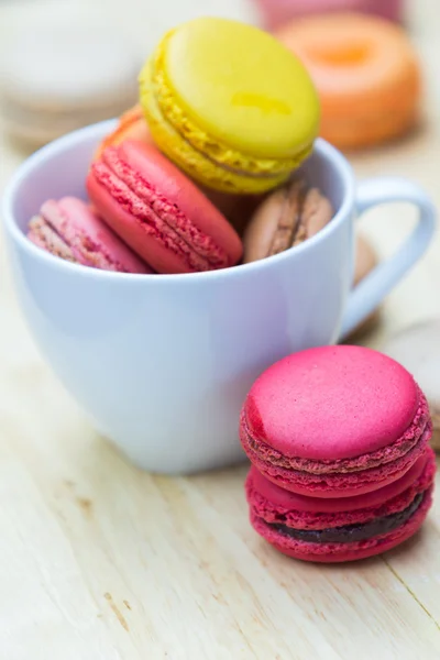 Macaron în ceașcă de cafea — Fotografie, imagine de stoc