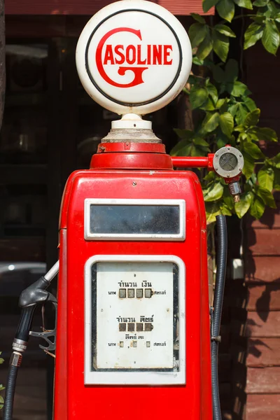 Bomba de gasolina retro rojo — Foto de Stock