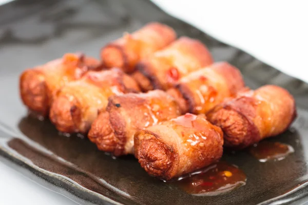 Salsicha frita rolou com bacon — Fotografia de Stock