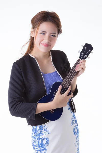 Asiatisk kvinna spelar ukulele — Stockfoto