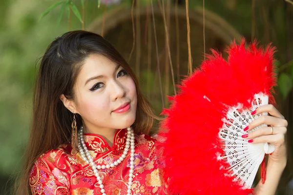 Belle fille asiatique avec robe traditionnelle chinoise Cheongsam — Photo