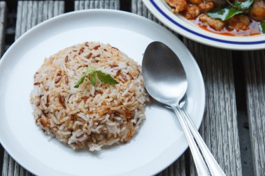 Baharatlı kızarmış pilav 