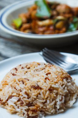 Baharatlı kızarmış pilav 