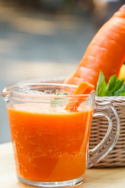 Смузи с морковным соком — стоковое фото