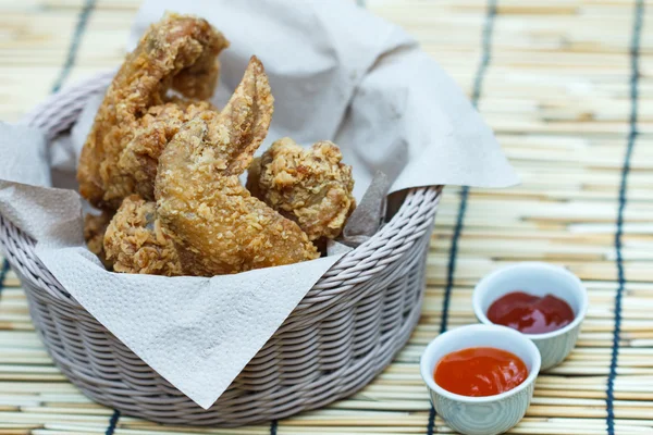 Poulet frit dans un panier — Photo