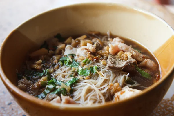 Nudeln in Suppe würzig asiatischen Stil. — Stockfoto