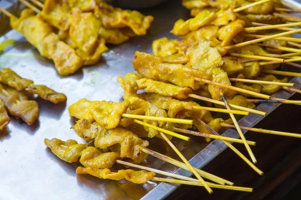 Restauracja Satay kurczaka na grilla. — Zdjęcie stockowe