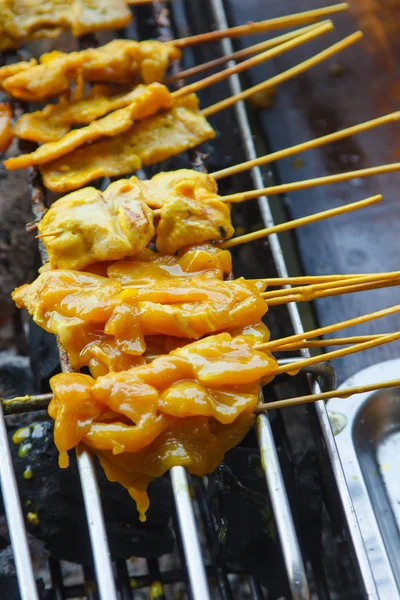 グリル上にサテチキン. — ストック写真