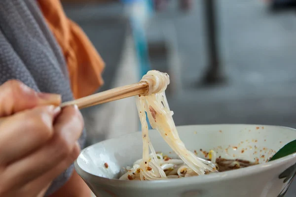 麺を食べる女性 — ストック写真