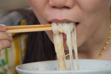 Asya noodle yemek çubukları üzerinde