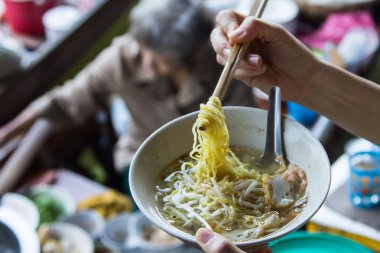 Asya noodle yemek çubukları üzerinde
