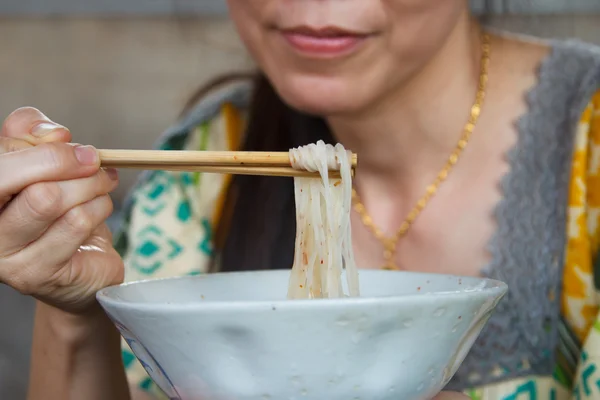 Asya noodle yemek çubukları üzerinde — Stok fotoğraf
