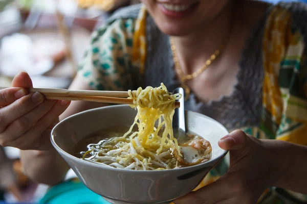 Asya noodle yemek çubukları üzerinde — Stok fotoğraf