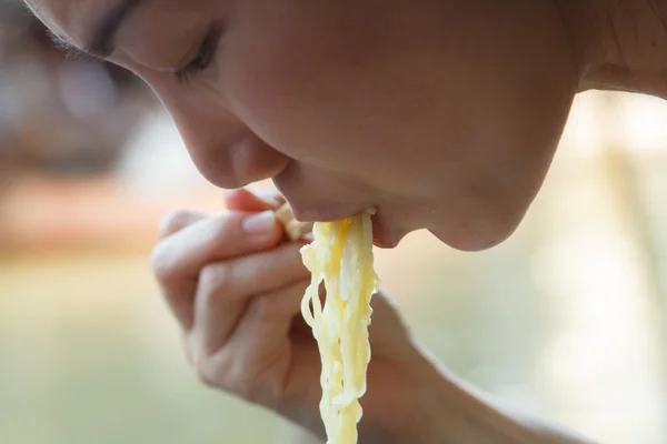 Fideos asiáticos en palillos — Foto de Stock