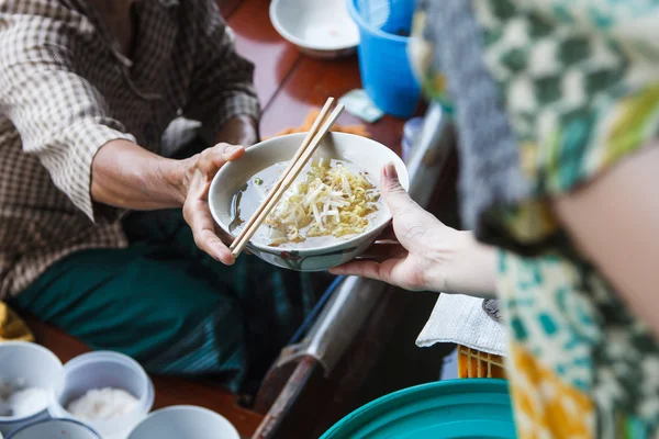 Noodle soup selling on boat — Stock Photo, Image