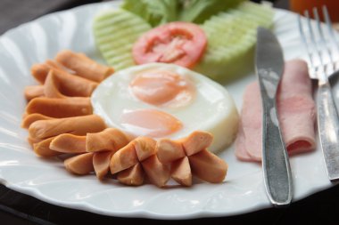 sosis, pastırma, kızarmış yumurta ve sebze ile Servis Kahvaltı