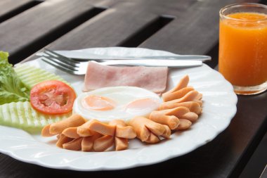 sosis, pastırma, kızarmış yumurta ve sebze ile Servis Kahvaltı