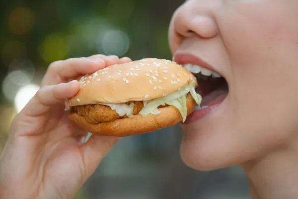 ハンバーガーを食べる女 — ストック写真