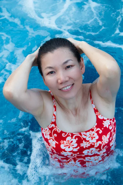 Mujer asiática disfrutar y relajarse en la piscina de spa de vacaciones — Foto de Stock