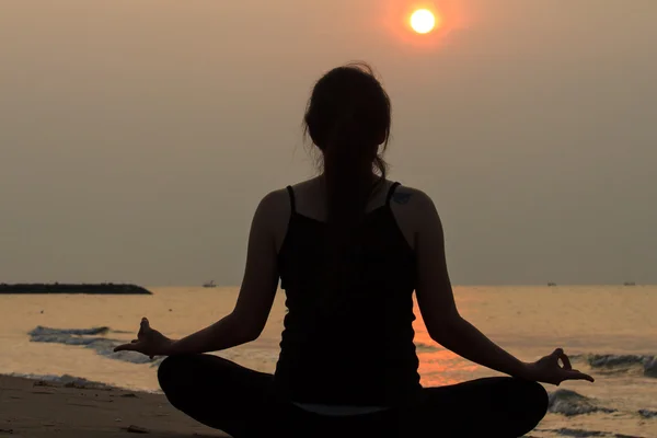 Donna asiatica che pratica yoga in mare di pace al mattino — Foto Stock