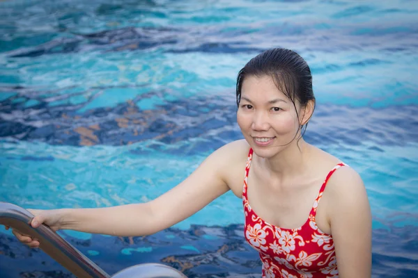 Retrato de mulher asiática saindo de uma piscina — Fotografia de Stock