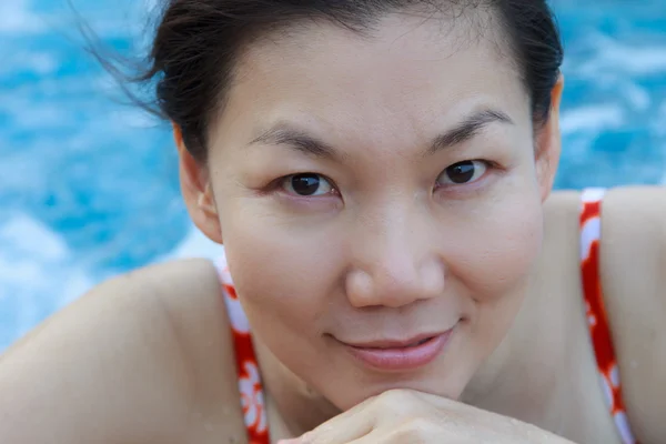 Femme asiatique profiter et se détendre dans la piscine spa en vacances — Photo