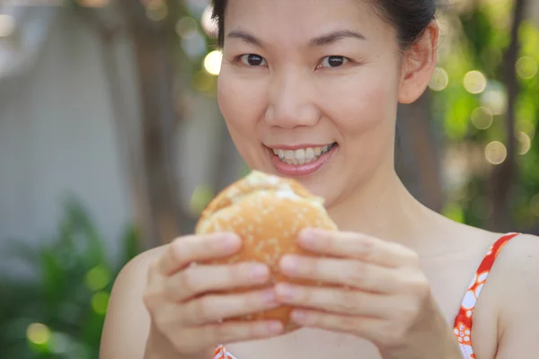 Mulher comendo um hambúrguer — Fotografia de Stock