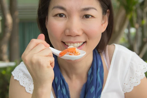 Vrouw eten garnalen — Stockfoto