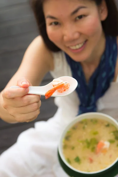 Mulher comendo camarão — Fotografia de Stock