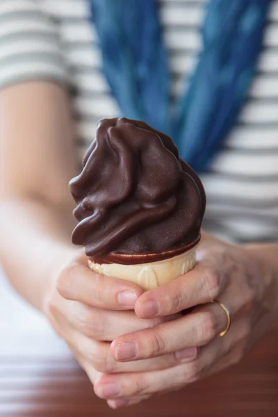 Jonge vrouw die ijs eet — Stockfoto