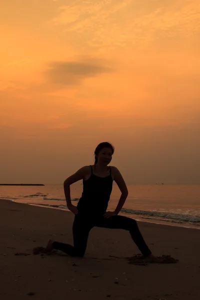 Yoga donna sulla bellissima spiaggia all'alba — Foto Stock