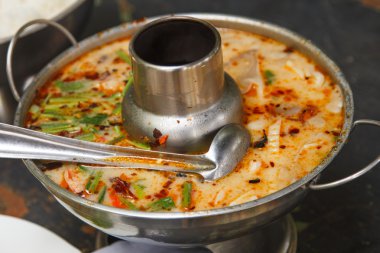 Sıcak ve ekşi çorba.