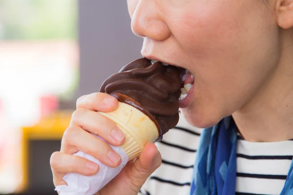 Jovem mulher comer sorvete — Fotografia de Stock