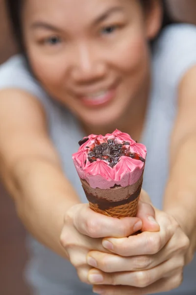 Jovem mulher comer sorvete — Fotografia de Stock