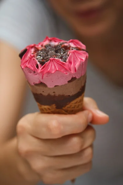 Jonge vrouw die ijs eet — Stockfoto