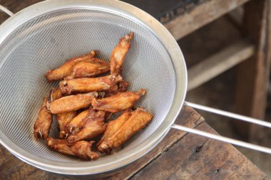 bir kevgir içinde kızarmış tavuk