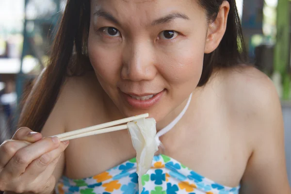 Mulher comendo macarrão — Fotografia de Stock