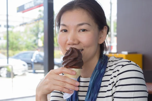 Jovem mulher comer sorvete — Fotografia de Stock
