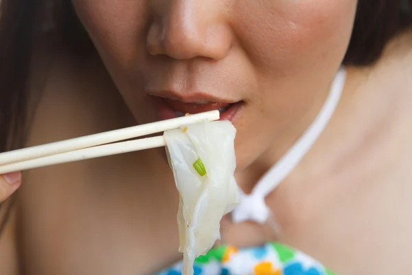 Mulher comendo macarrão — Fotografia de Stock