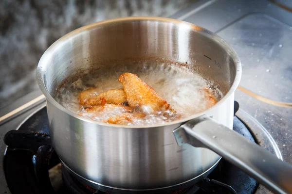 Frango frito em um fogão a gás — Fotografia de Stock