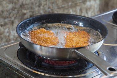  bir gaz sobası üzerinde kızarmış ekmekli domuz eti pilav  