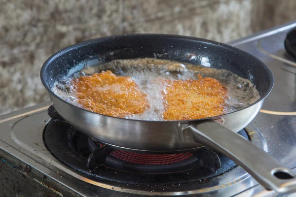 Riz frit de porc pané sur une cuisinière à gaz — Photo