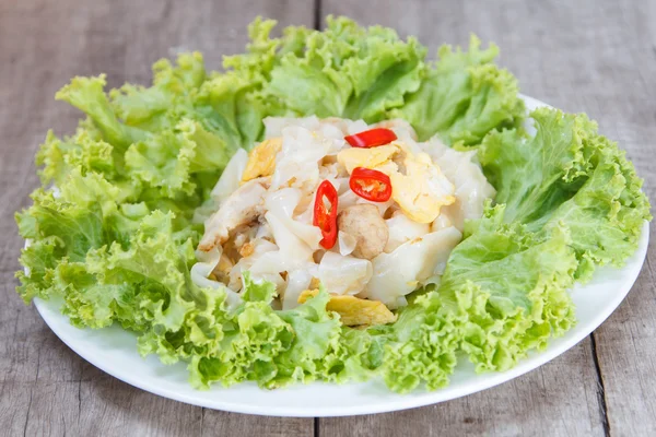 Revuelva el fideos de arroz frito con pollo —  Fotos de Stock